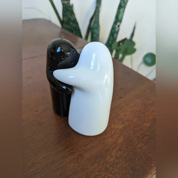 Hug Salt & Pepper Shakers NIB - Picture 4 of 8